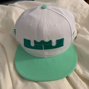 Nike True Men’s LeBron James Baseball Cap Hat Green White One Size OS